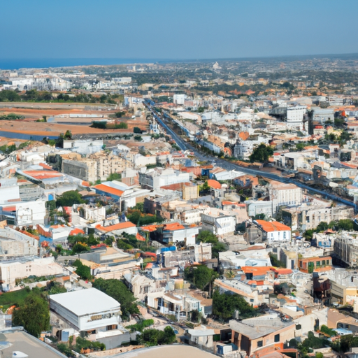 נוף פנורמי של קפריסין המציג שילוב של נכסי מגורים ומסחר